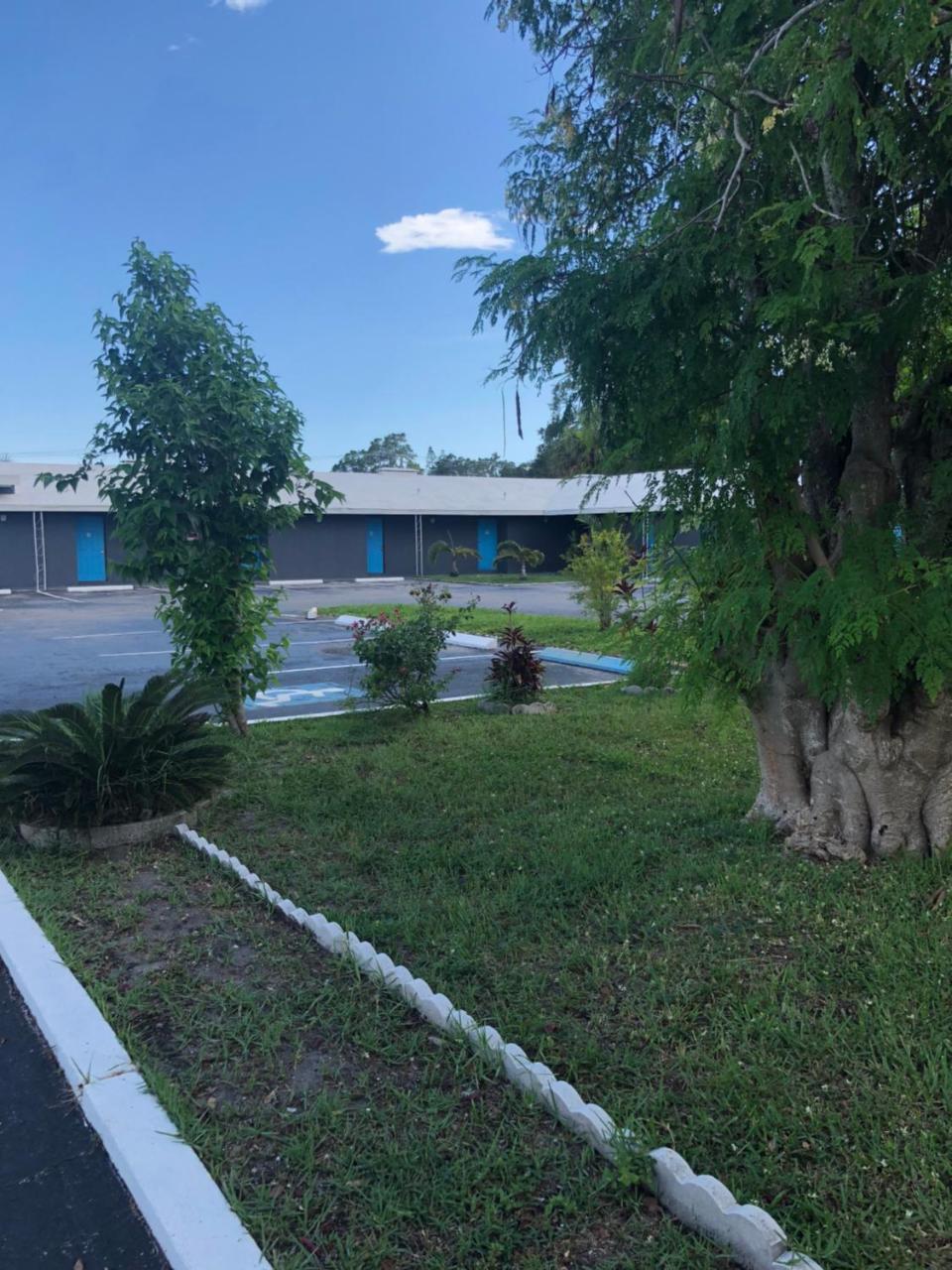 Bay Breeze Inn Bradenton Downtown Exterior photo